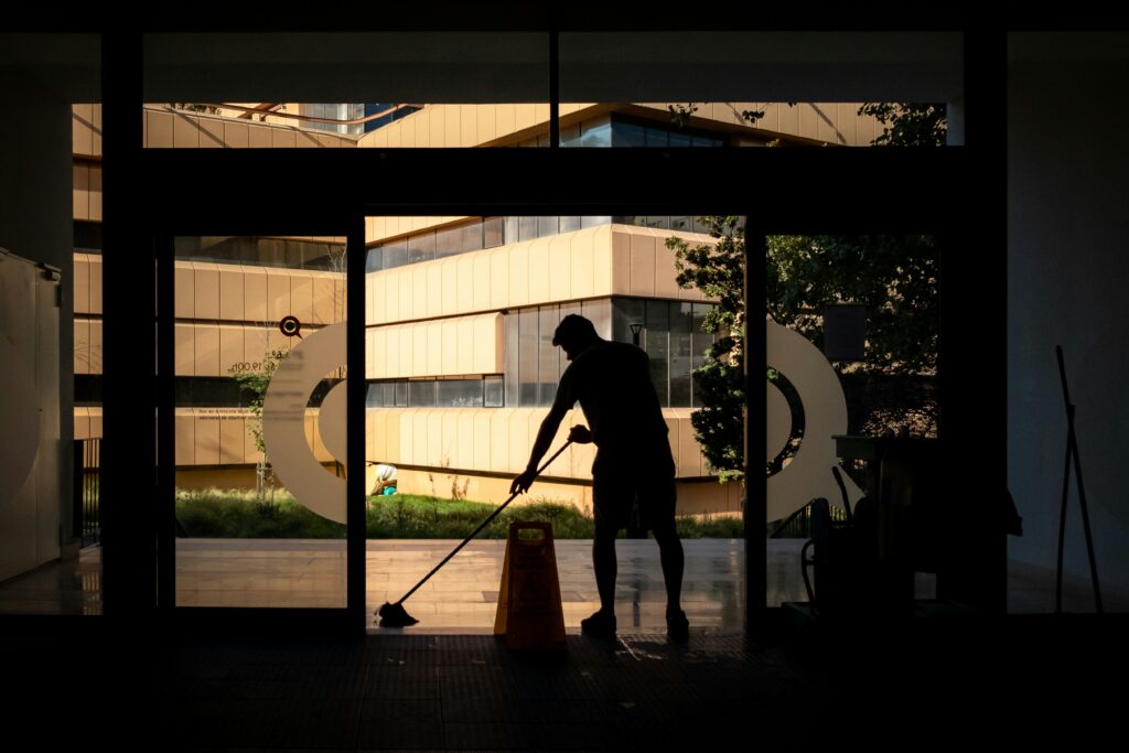 Limpieza de oficinas en Polinyà: limpieza del acceso acristalado de una empresa