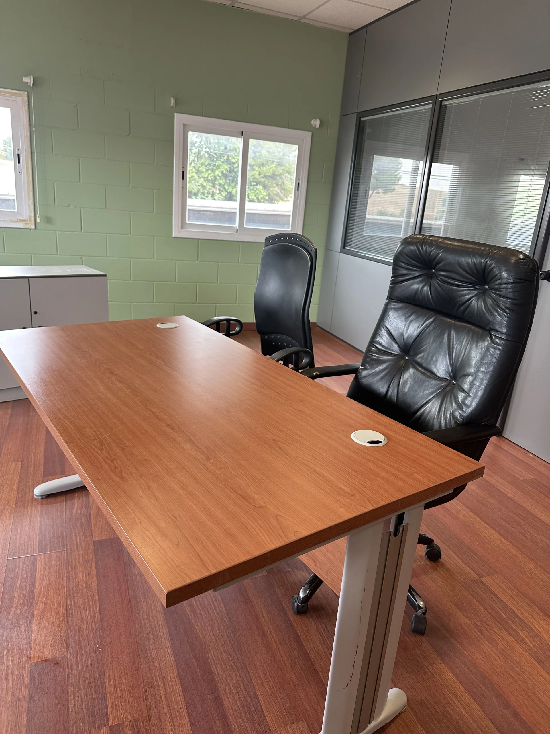 Mesa limpia después de una reforma en una oficina de Terrassa