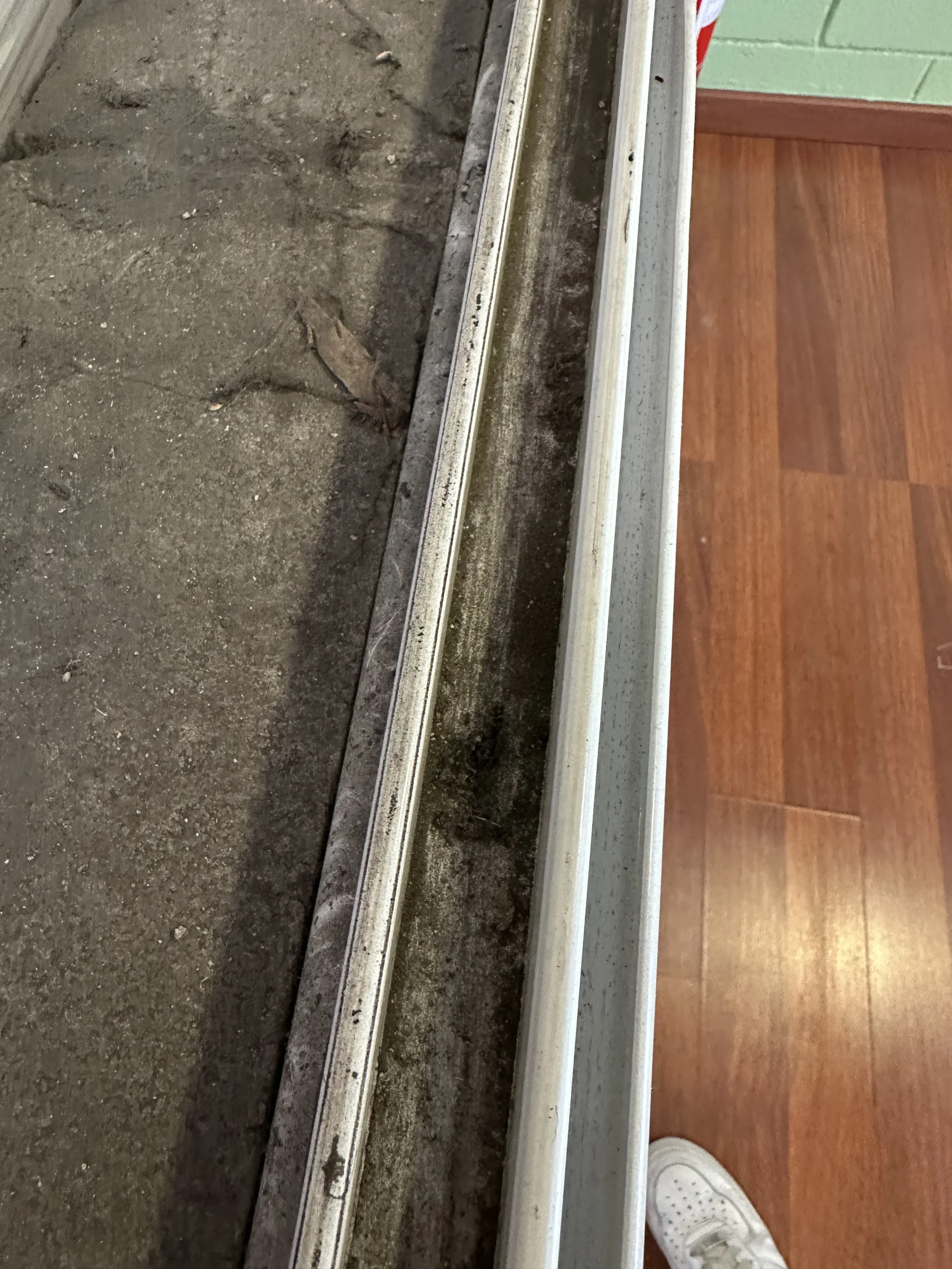 Guía de ventana con restos de polvo de obra en una oficina de Terrassa