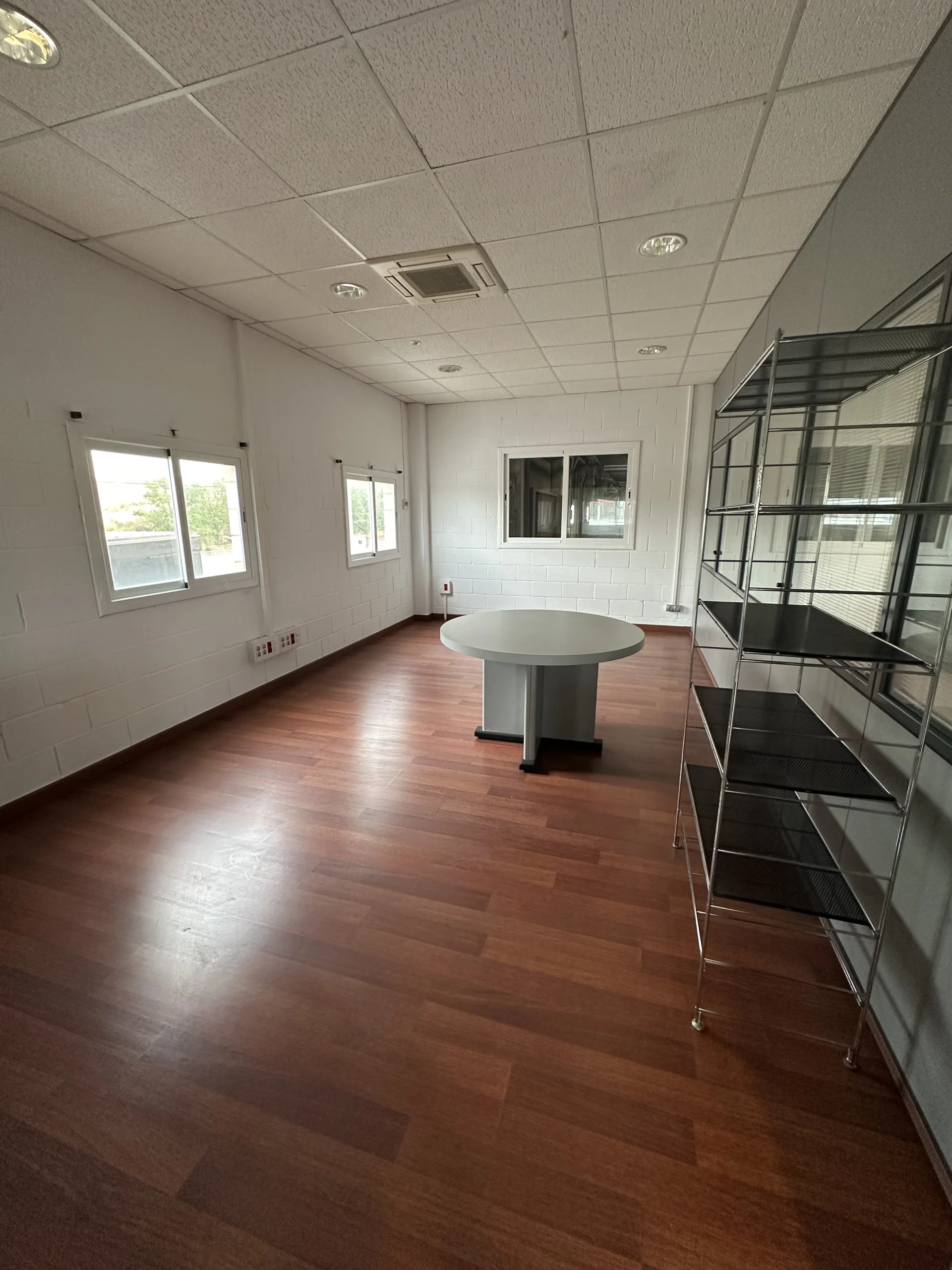 Oficina limpia y preparada después de una reforma en Terrassa