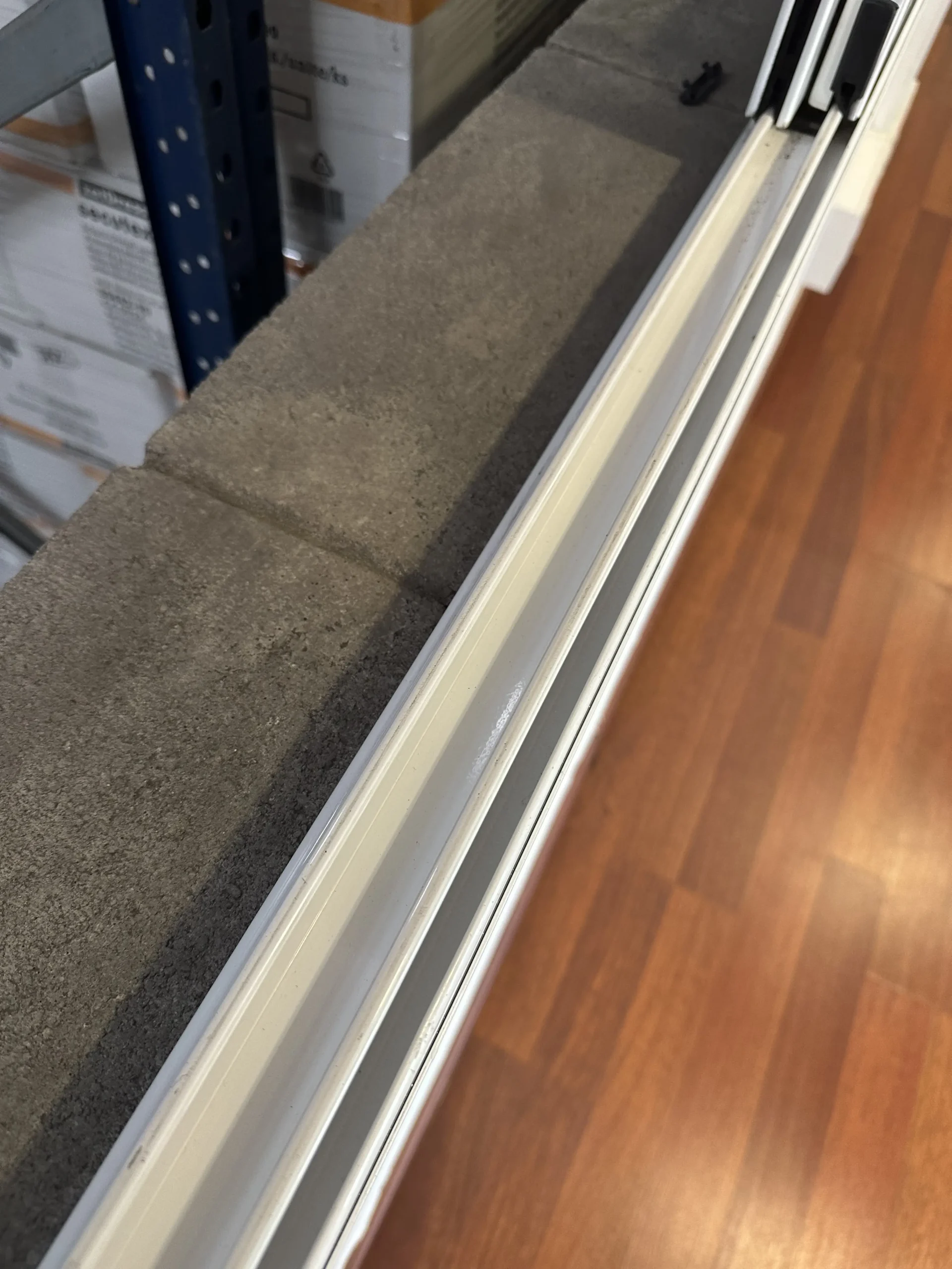 Riel de ventana limpio después del servicio fin de obra en Terrassa