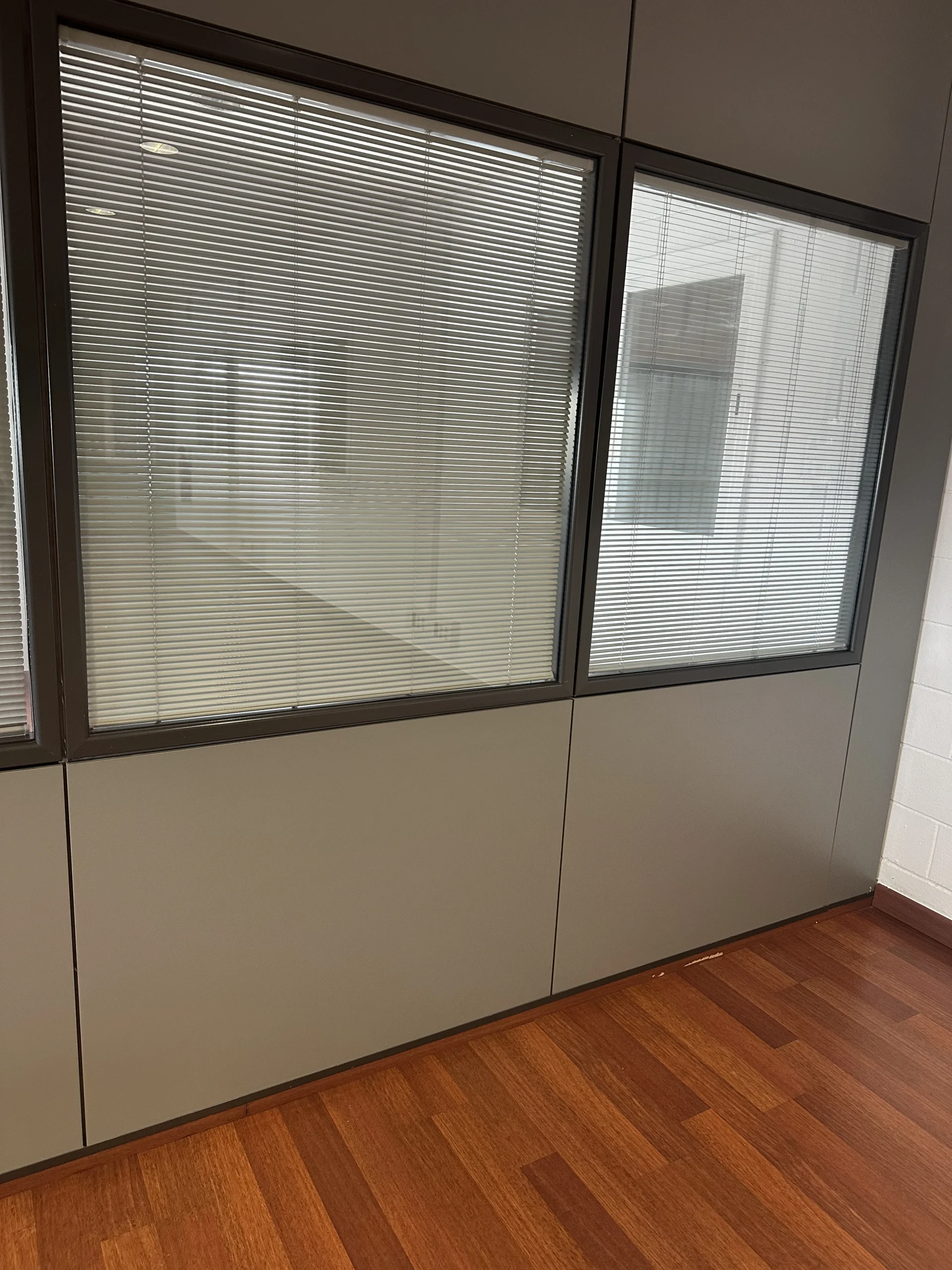 Zona de trabajo limpia después de una reforma de oficina en Terrassa