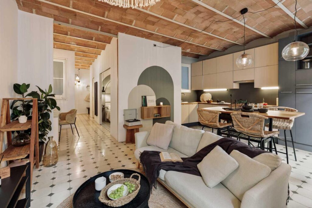 Limpieza de casa a fondo: salón ordenado y limpio después de la limpieza