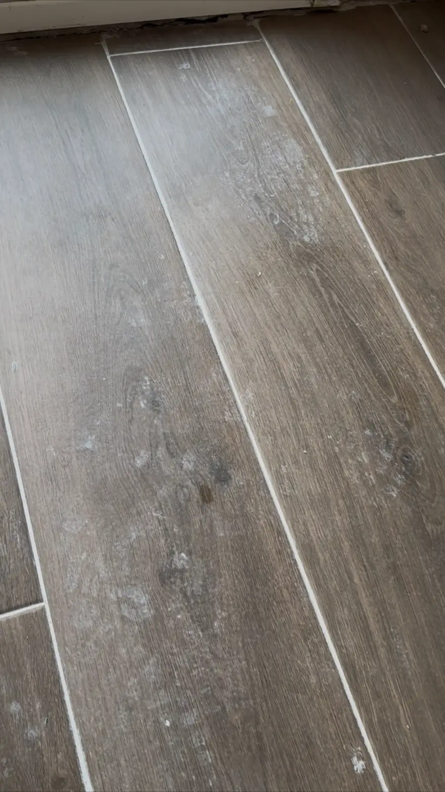 suelo porcelánico con restos de obra antes de limpiar