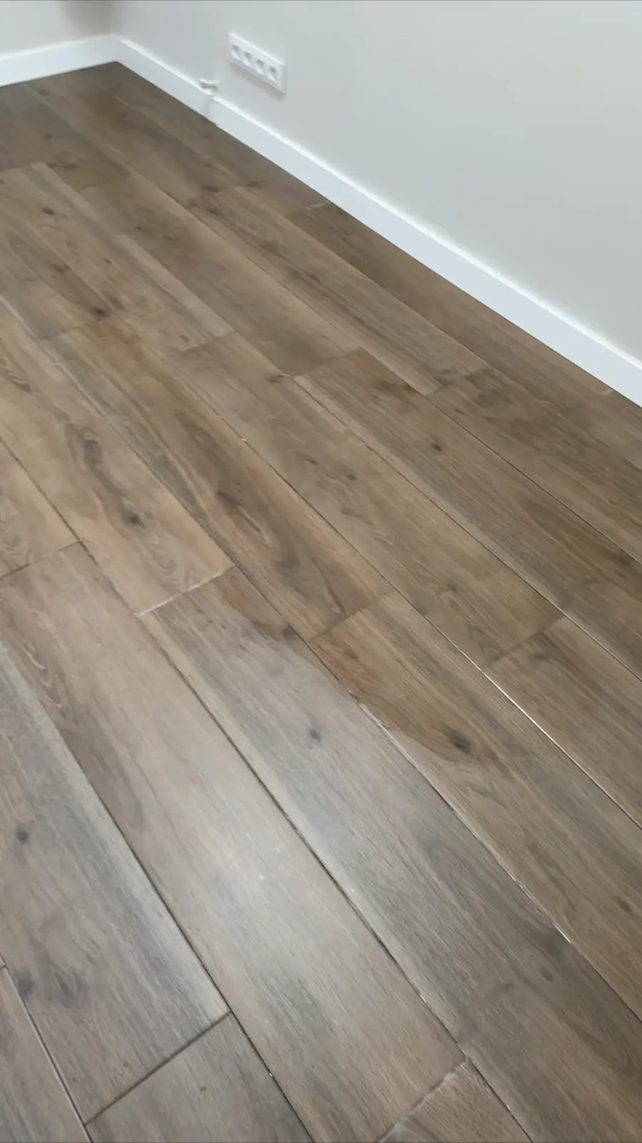 suelo porcelánico limpio después de retirar restos de obra