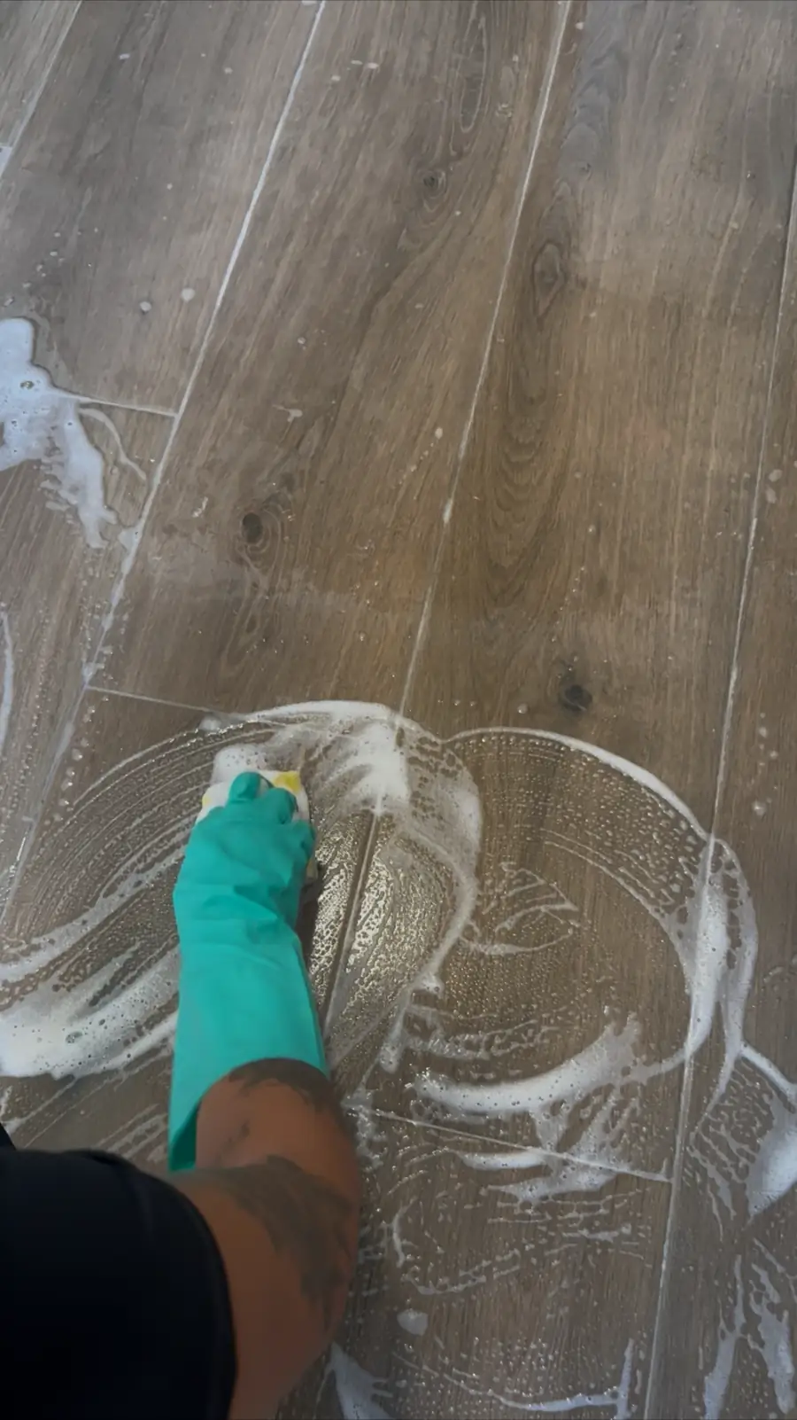 proceso de limpieza de suelo porcelánico después de obra