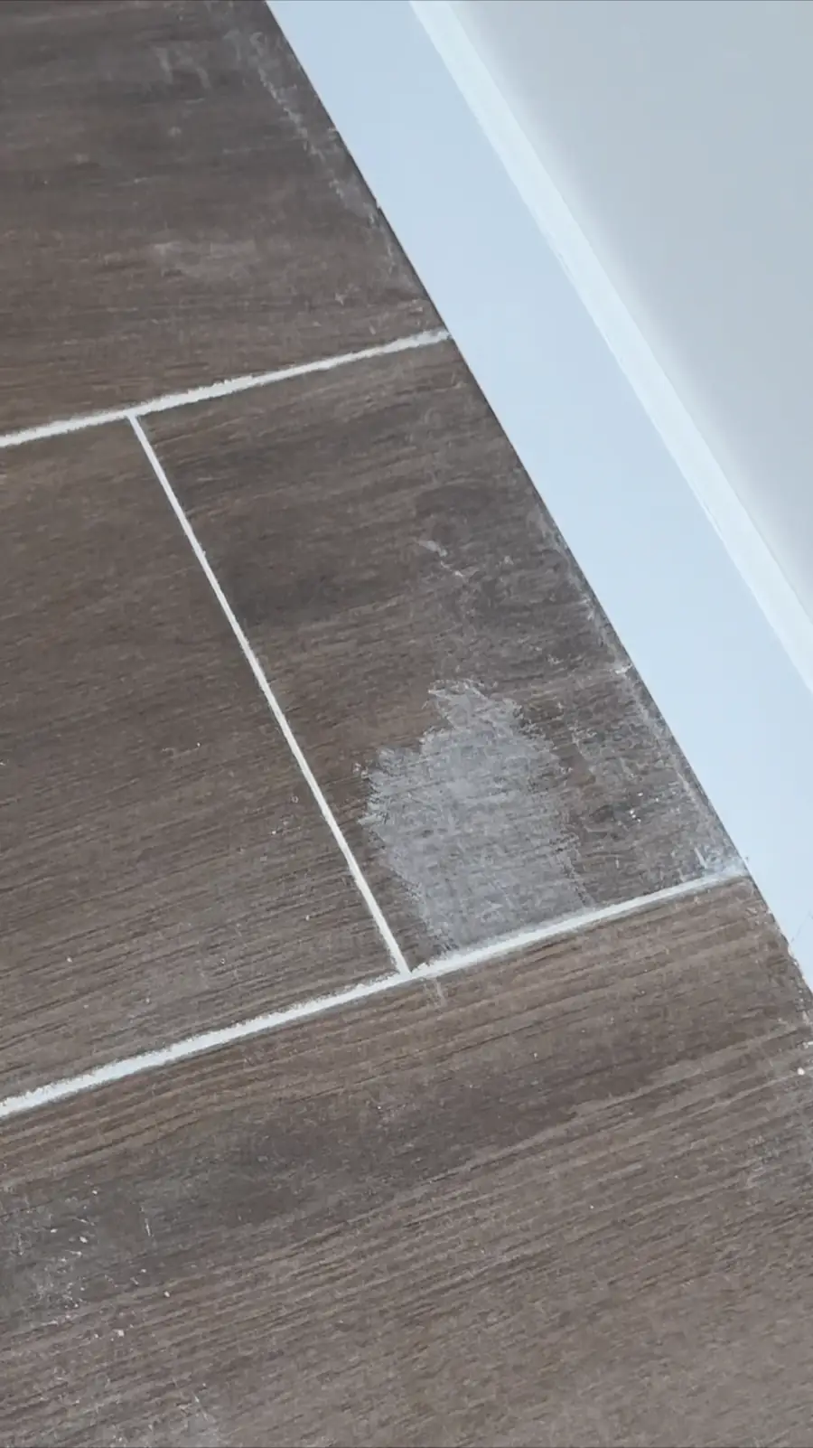 restos adheridos de obra en suelo porcelánico