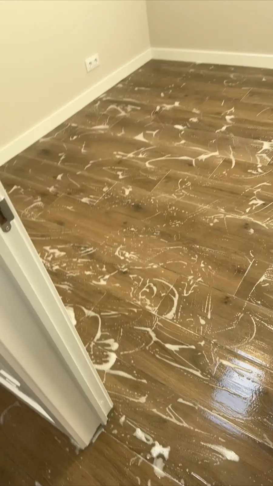 tratamiento de restos de obra en suelo porcelánico imitación madera