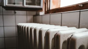 Limpiar los radiadores: radiador blanco bajo una ventana