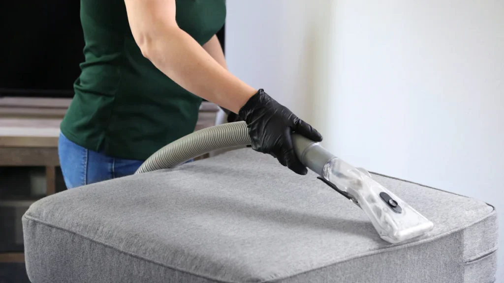 Limpiar un sofá de tela con una máquina de aspiración